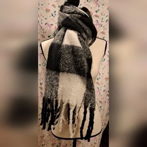 EUC Steve Madden Black & White Plaid Fluffy Winter Casual Preppy Blanket Scarf